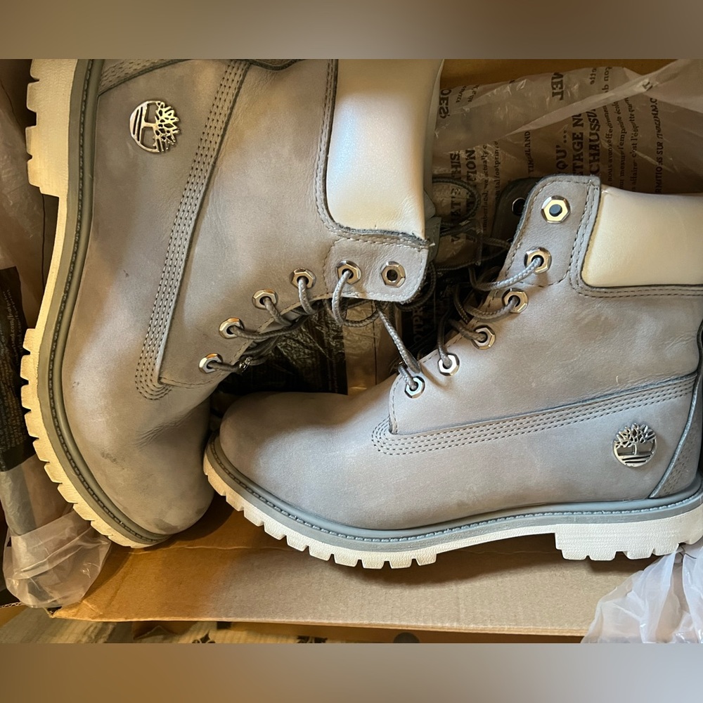 TIMBERLAND 
MEDIUM GREY NUBUCK
SIZE:9
Only Wore Twice 
Comes with box Like New